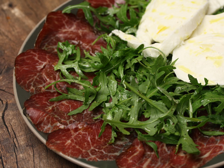 Reteta Antipasto cu bresaola si mozzarella