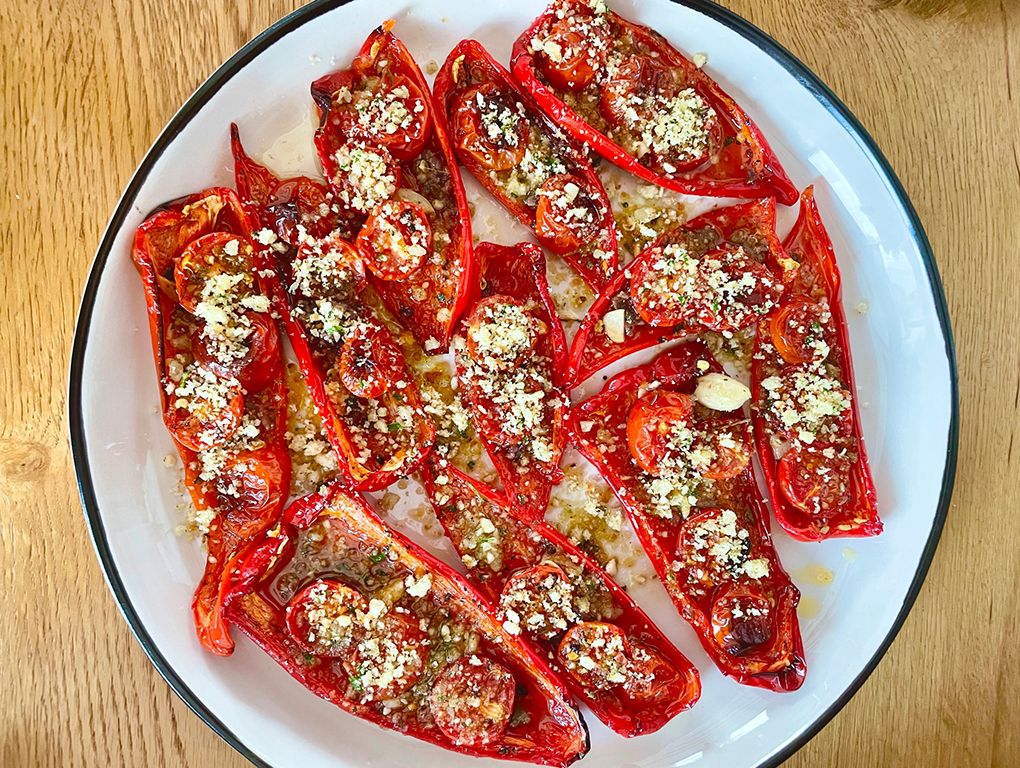 Sült paprika koktélparadicsommal és fűszeres zsemlemorzsával - e-Retete