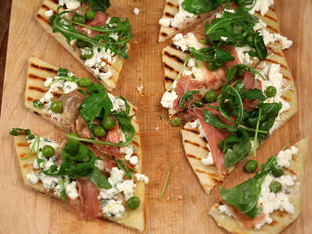 Reteta Pizza la gratar cu prosciutto, rucola si mazare