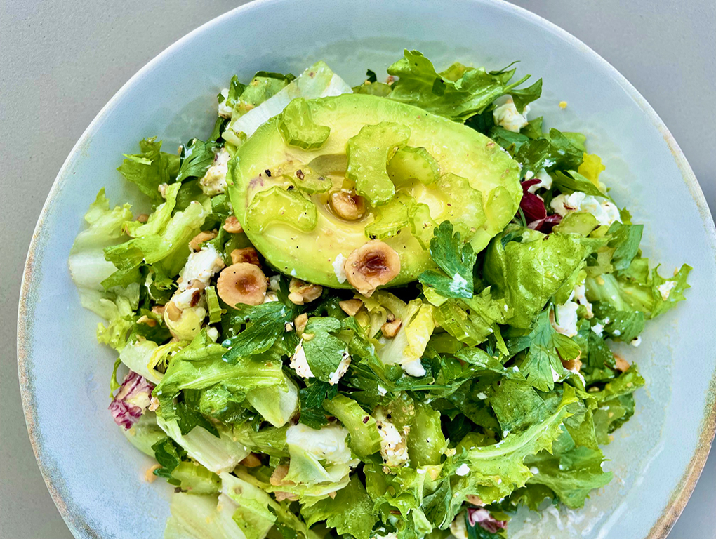 Reteta Salata cu telina, branza de capra si alune de padure