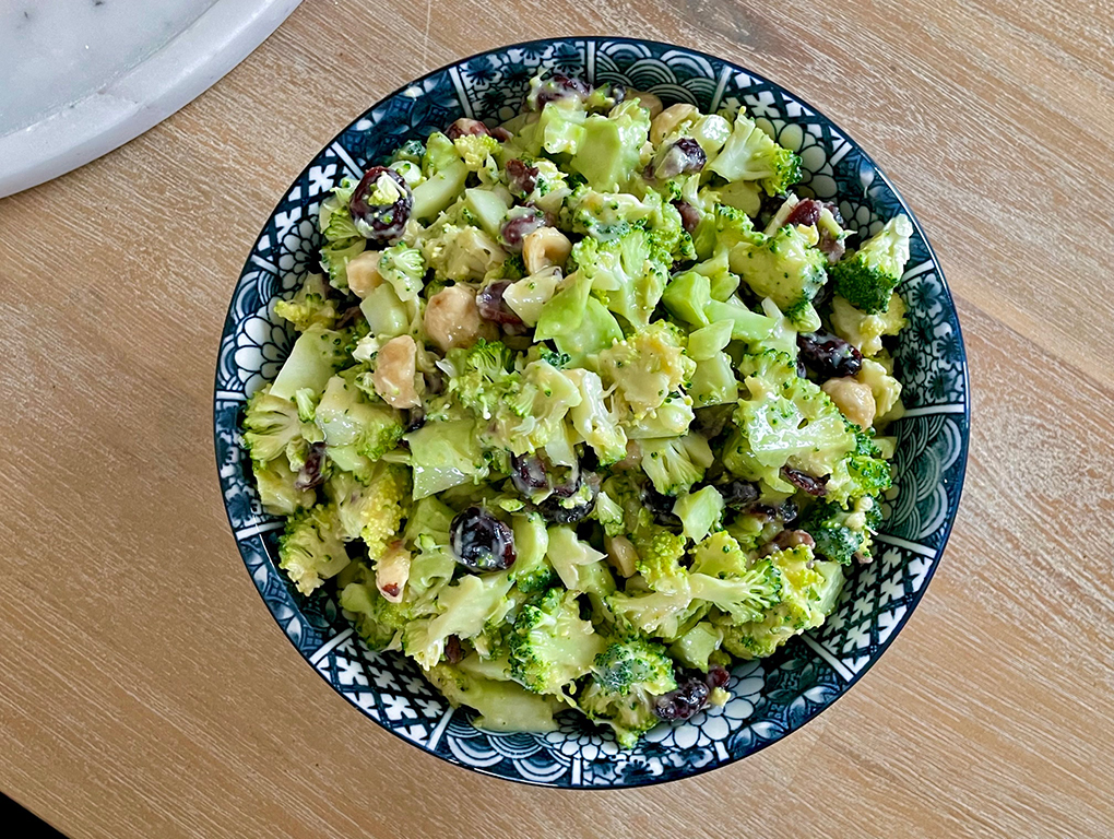 Reteta Salata de broccoli cu merisoare si alune de padure