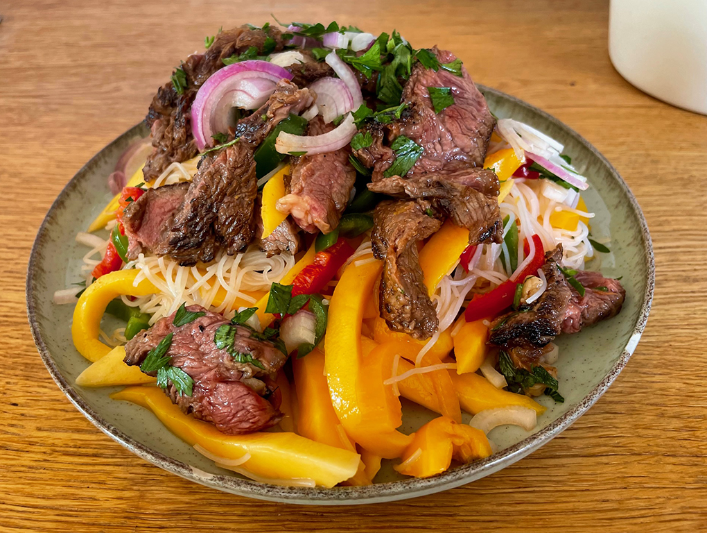 Reteta Salata vietnameza cu mango si steak