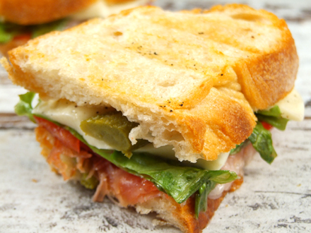 Reteta Sandwich cald cu mozzarella si prosciutto