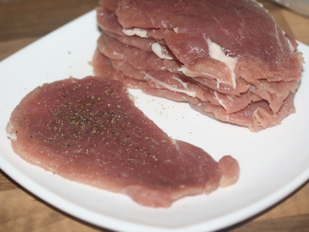 Snitele de porc - Condimentam carnea batuta